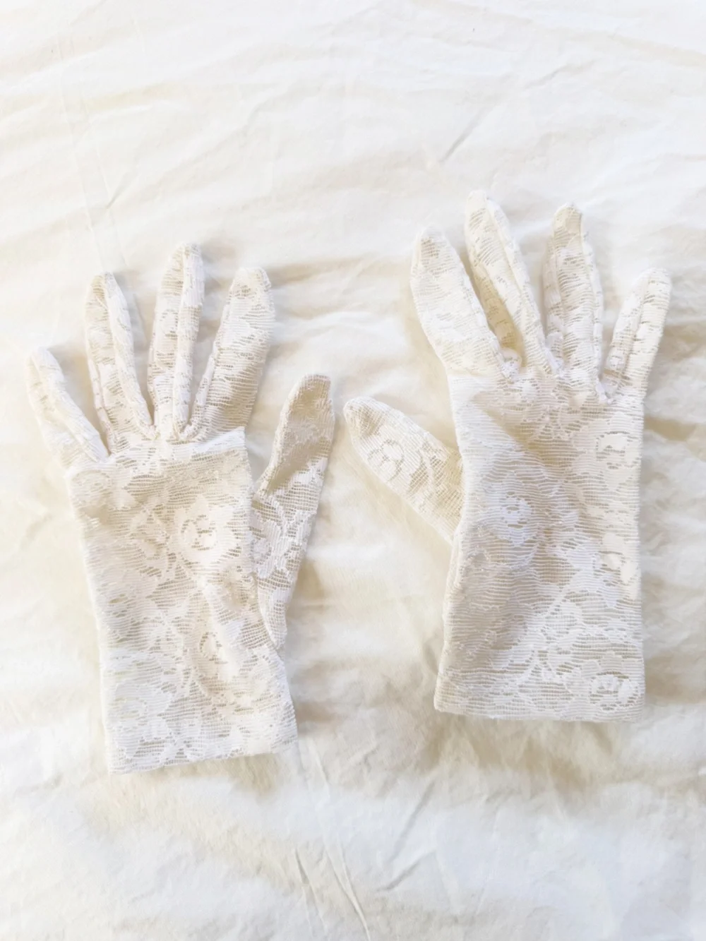 VINTAGE White Floral Lace Wrist Length Gloves